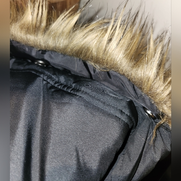 Hollister Women's Long Puffer Jacket With Faux Fur Trimmed Hood - Picture 7 of 9